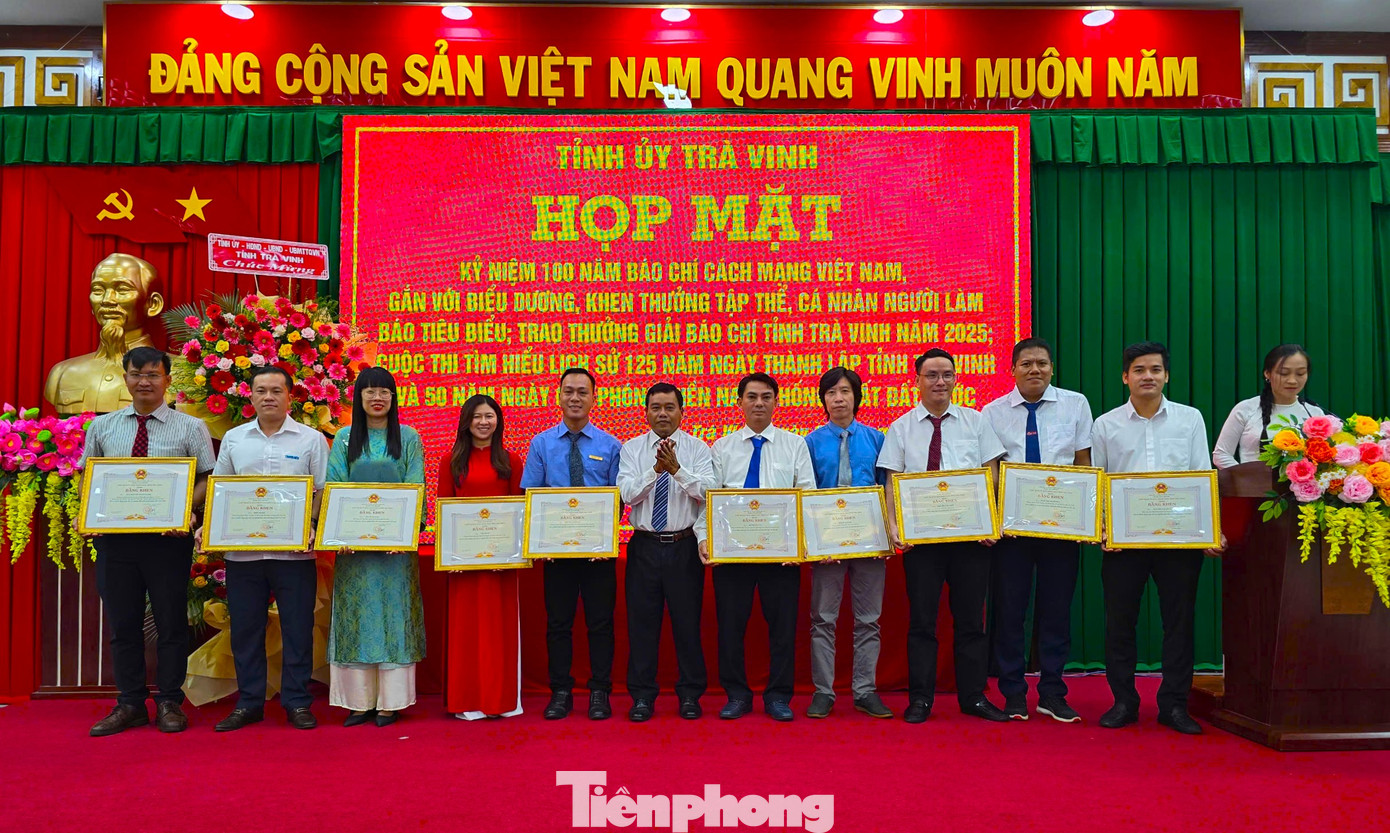 Các nhà báo nhận Bằng khen của Chủ tịch UBND tỉnh Trà Vinh.