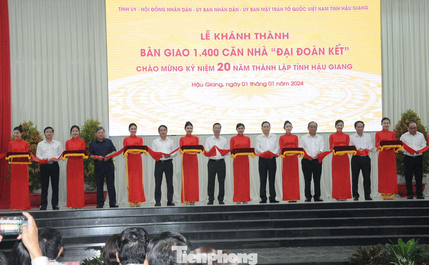 Chủ tịch nước Võ Văn Thưởng cùng đại biểu cắt băng khánh thành, bàn giao 1.400 căn nhà Đại đoàn kết. Ảnh: CK