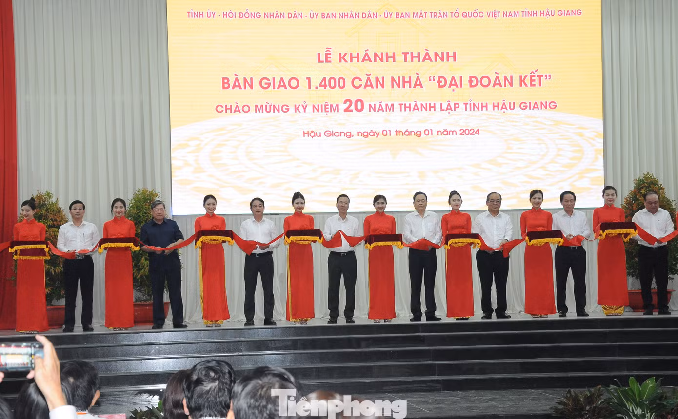 Chủ tịch nước Võ Văn Thưởng cùng đại biểu cắt băng khánh thành, bàn giao 1.400 căn nhà Đại đoàn kết. Ảnh: CK