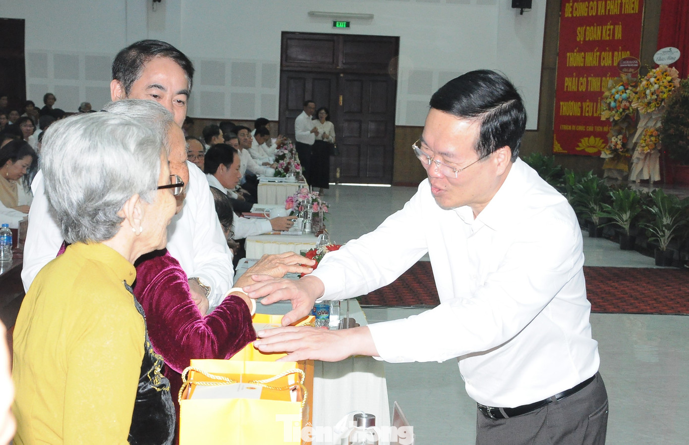 Chủ tịch nước thăm hỏi, tặng quà các Mẹ Việt Nam Anh hùng tại buổi lễ. Ảnh: CK