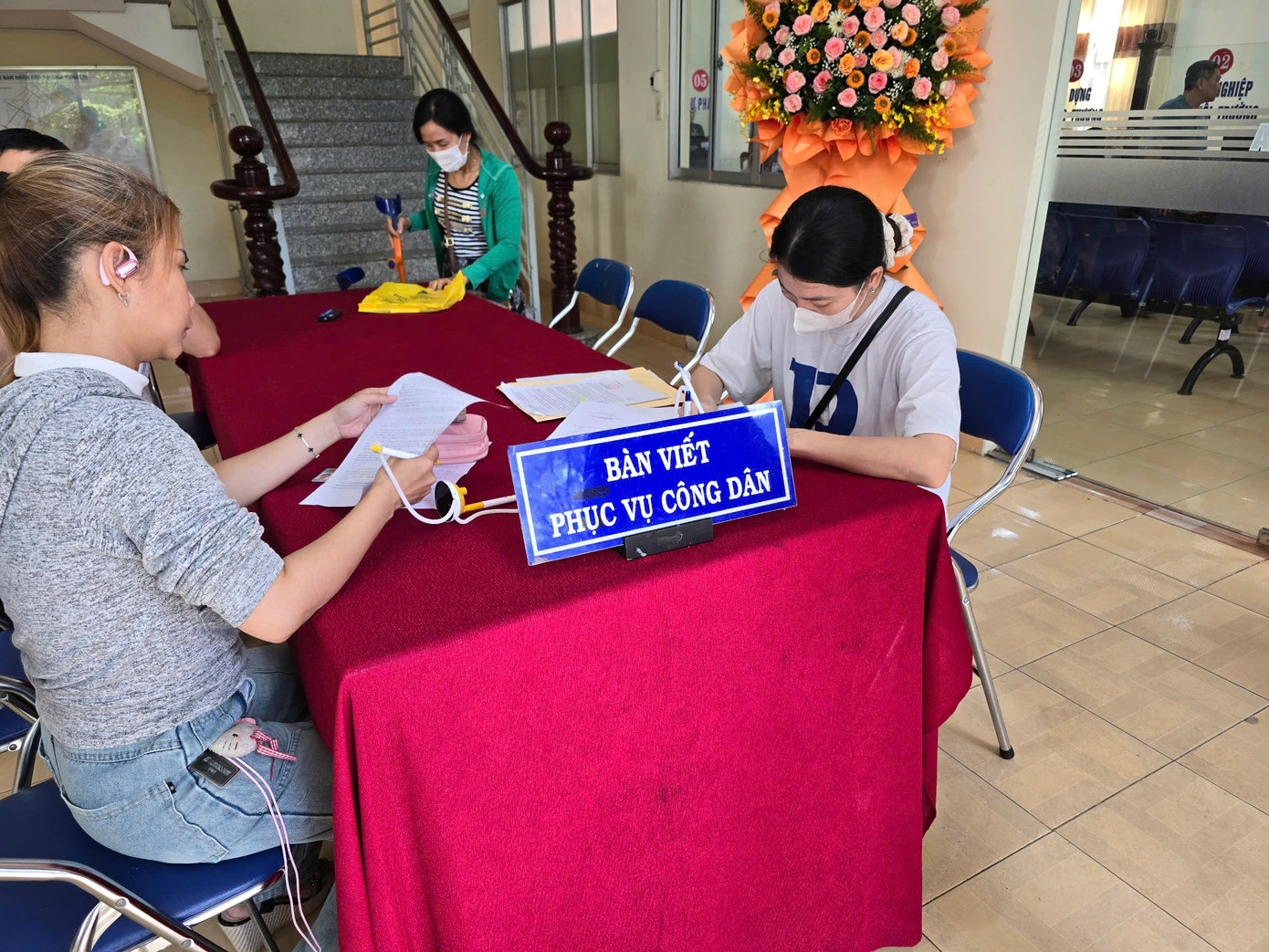 Bà Nguyễn Thị Điểm (khu vực 3, phường An Khánh cũ) chia sẻ: “Mặc dù qua địa điểm mới nhưng đến làm việc vẫn bình thường, các bạn ở đây cũng vui vẻ, nhiệt tình giải quyết hồ sơ mình cũng không có khó khăn gì”. Theo bà, việc sáp nhập phường cũng không ảnh hưởng gì đến sinh hoạt, yêu cầu của người dân vẫn được giải quyết bình thường. Bà Nguyễn Thị Điểm (khu vực 3, phường An Khánh cũ) chia sẻ: “Mặc dù qua địa điểm mới nhưng đến làm việc vẫn bình thường, các bạn ở đây cũng vui vẻ, nhiệt tình giải quyết hồ sơ mình cũng không có khó khăn gì”. Theo bà, việc sáp nhập phường cũng không ảnh hưởng gì đến sinh hoạt, yêu cầu của người dân vẫn được giải quyết bình thường.