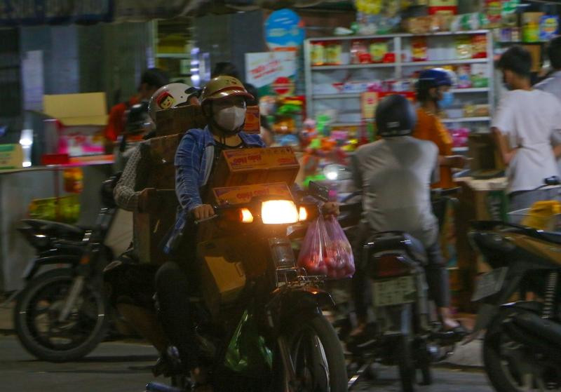 Người dân Hậu Giang mua sắm tối qua (17/7). Ảnh: D.K