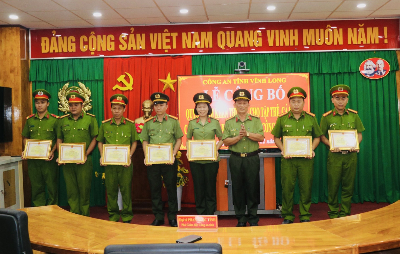 Đại tá Phan Ngọc Tính - Phó Giám đốc Công an tỉnh Vĩnh Long trao khen thưởng cho các tập thể, cá nhân.