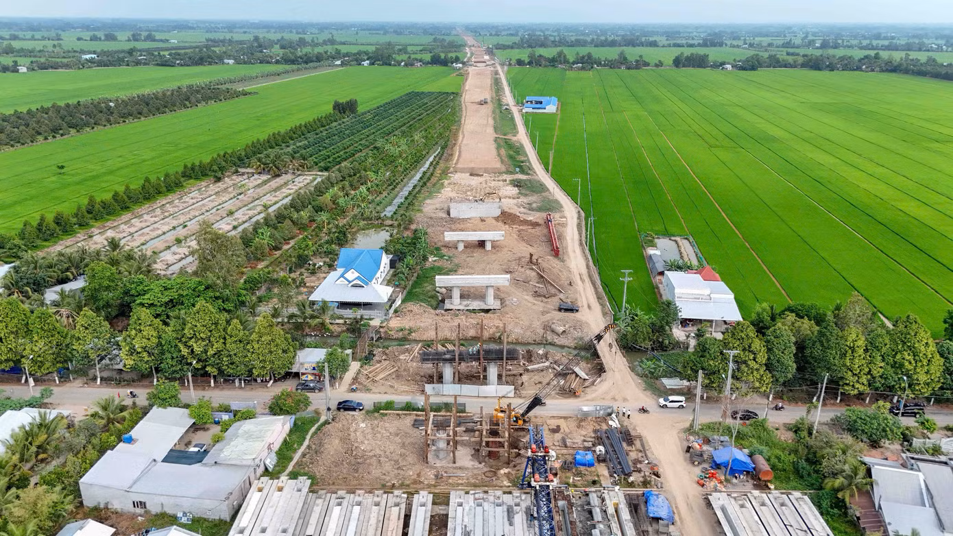 Công trường dự án cao tốc Châu Đốc - Cần Thơ - Sóc Trăng đoạn qua Cần Thơ. Công trường dự án cao tốc Châu Đốc - Cần Thơ - Sóc Trăng đoạn qua Cần Thơ.
