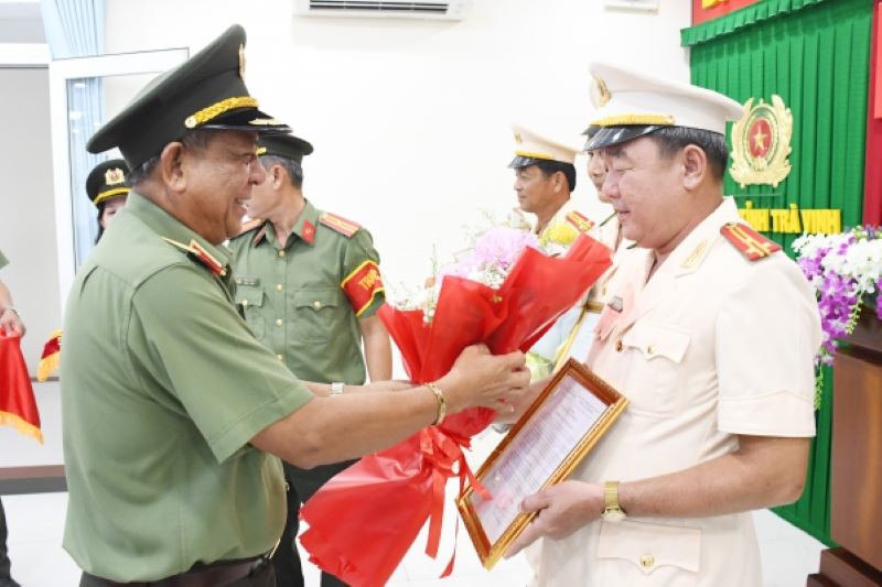Thiếu tướng Kiên Rịnh - Phó Giám đốc Công an tỉnh Trà Vinh trao quyết định, tặng hoa chúc mừng các cán bộ được điều động, bổ nhiệm. Ảnh: H.Giang Thiếu tướng Kiên Rịnh - Phó Giám đốc Công an tỉnh Trà Vinh trao quyết định, tặng hoa chúc mừng các cán bộ được điều động, bổ nhiệm. Ảnh: H.Giang