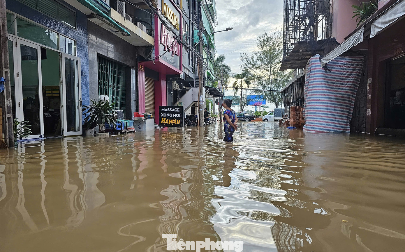 Nước ngập sâu, khiến sinh hoạt của người dân gặp khó.