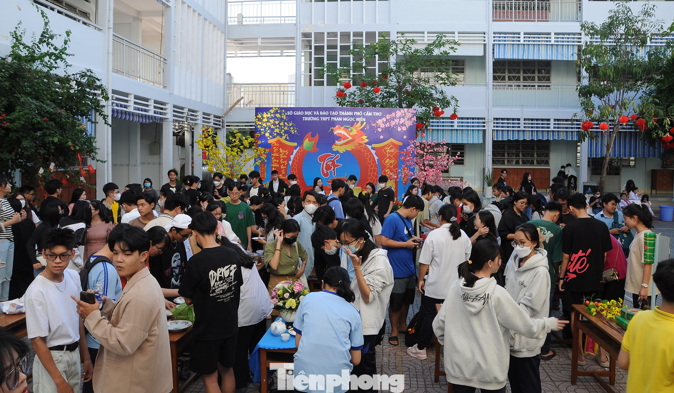 Các hoạt động diễn ra sôi nổi, vui tươi, với sự tham gia của đông đảo thầy cô, học sinh và phụ huynh. Các hoạt động diễn ra sôi nổi, vui tươi, với sự tham gia của đông đảo thầy cô, học sinh và phụ huynh.