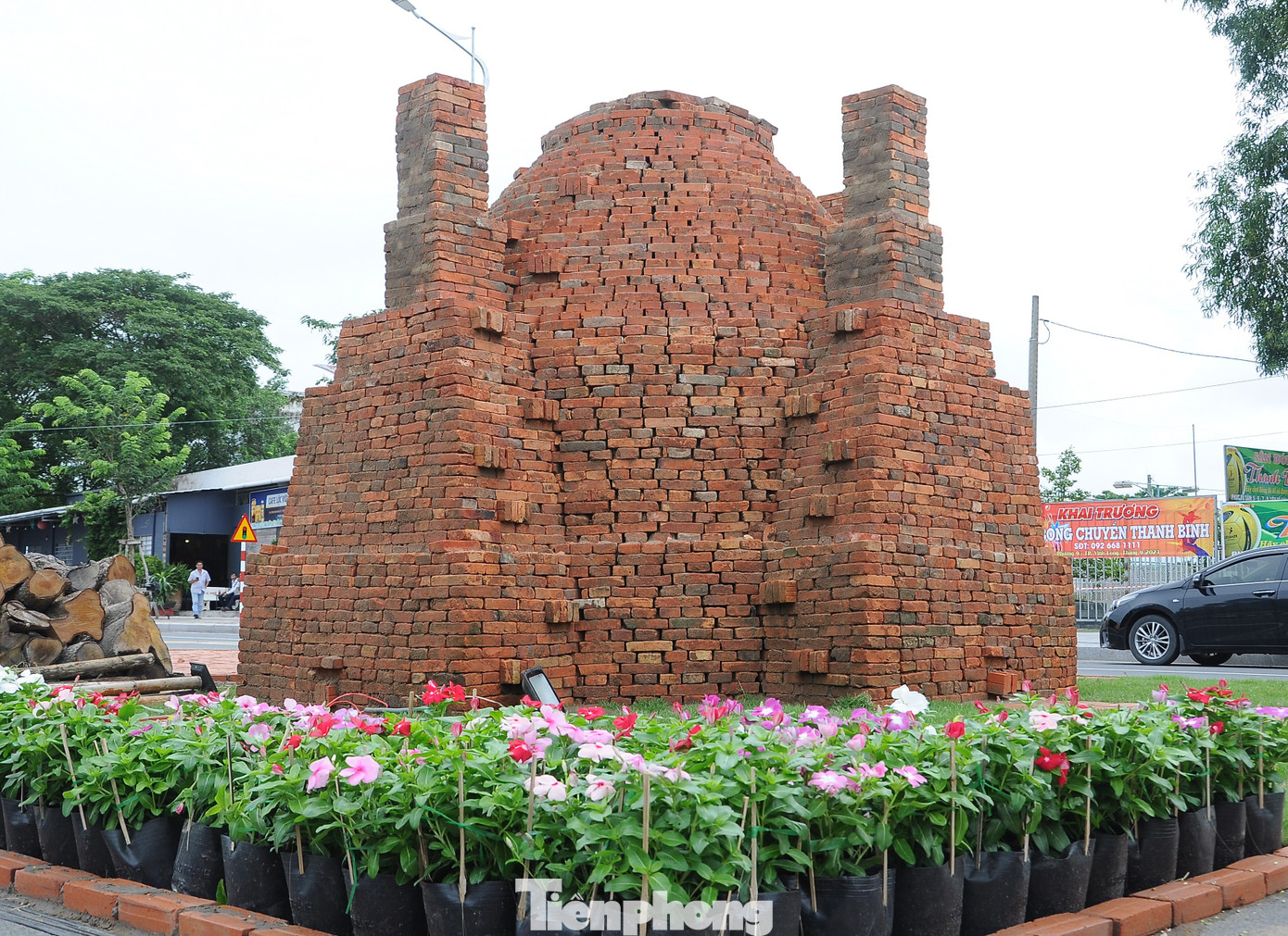 Mô hình lò gạch - gốm sử dụng 20.000 viên gạch tiểu và 500 viên gạch mái chèo của 16 đơn vị sản xuất gạch - gốm trên địa bàn tỉnh Vĩnh Long để xây dựng. Mô hình rộng 5 m, chiều cao 3,2 m. Hình ảnh lò gạch gốm gợi nhớ đến làng nghề gốm từng được mệnh danh là “Vương quốc gạch - gốm” thịnh vượng một thời.
