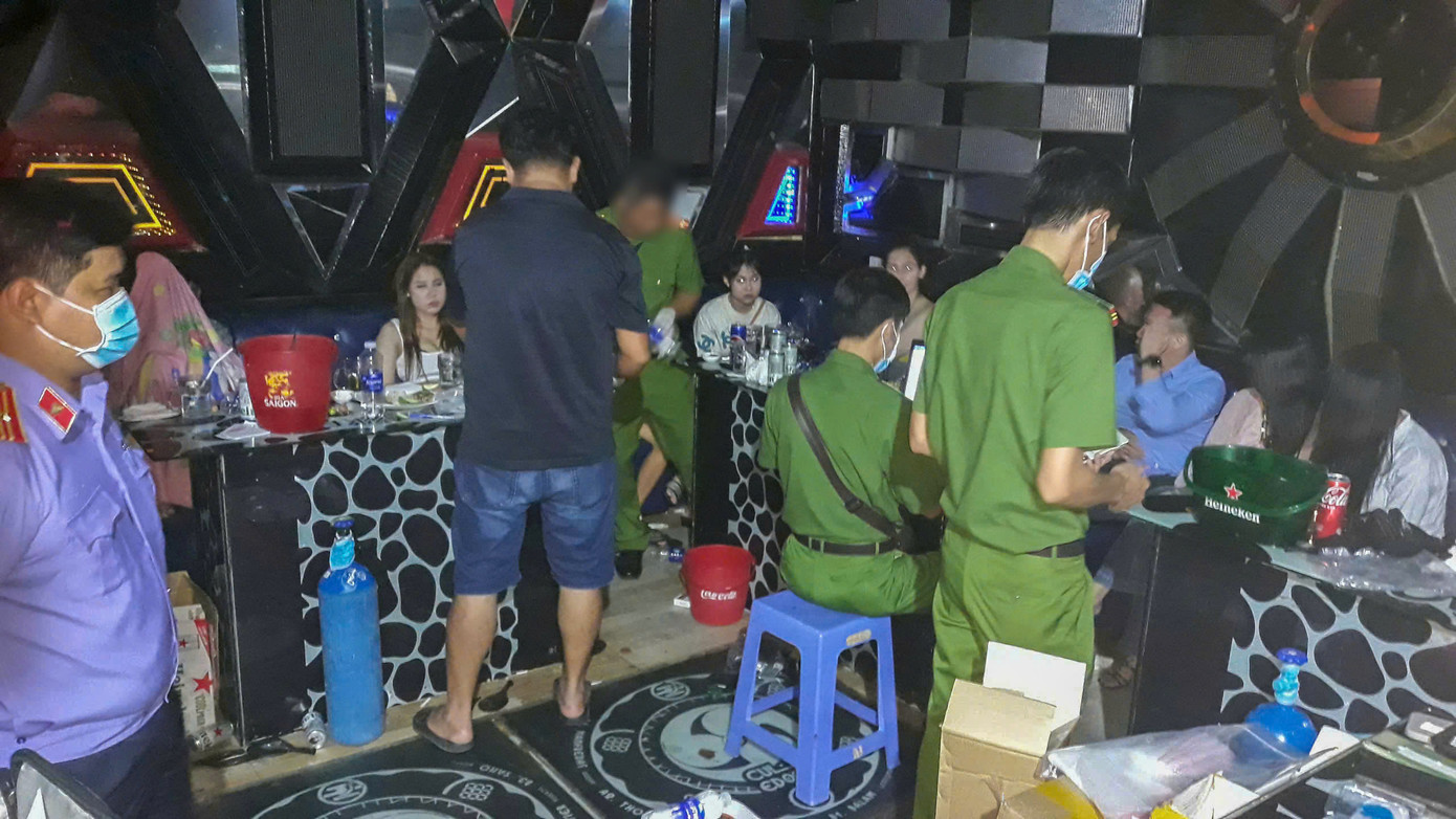 Lực lượng chức năng kiểm tra hiện trường phòng số 6 của quán karaoke.
