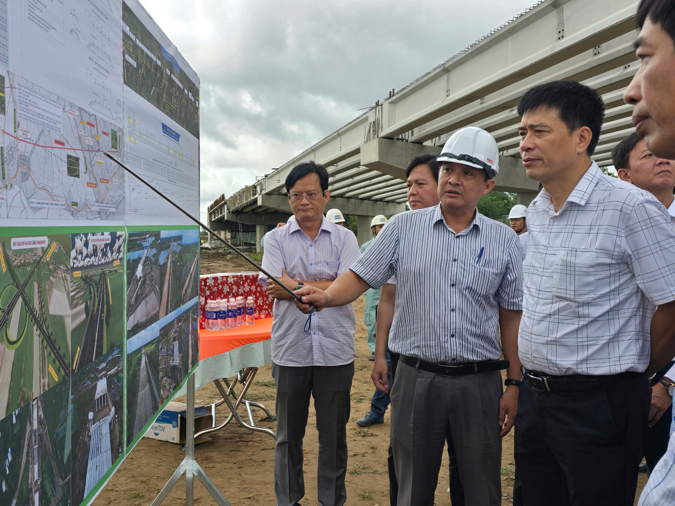 Thứ trưởng Bộ Xây dựng Phạm Minh Hà kiểm tra công trường dự án thành phần 1 thuộc cao tốc Cao Lãnh - An Hữu. Thứ trưởng Bộ Xây dựng Phạm Minh Hà kiểm tra công trường dự án thành phần 1 thuộc cao tốc Cao Lãnh - An Hữu.