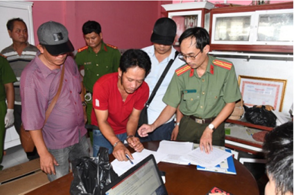 Công an thi hành lệnh bắt đối tượng Tô Hoàng Chương. Ảnh: Hồ Giang Công an thi hành lệnh bắt đối tượng Tô Hoàng Chương. Ảnh: Hồ Giang