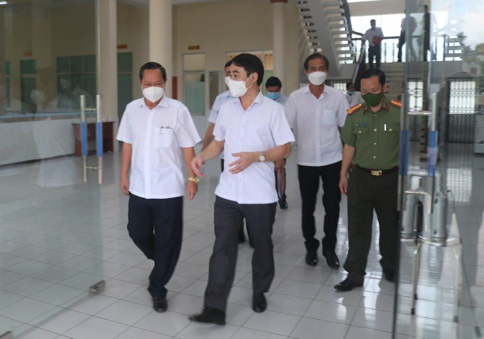 Bí thư Tỉnh ủy Hậu Giang (giữa) kiểm tra tại huyện Vị Thủy. Ảnh: Mỹ Xuyên