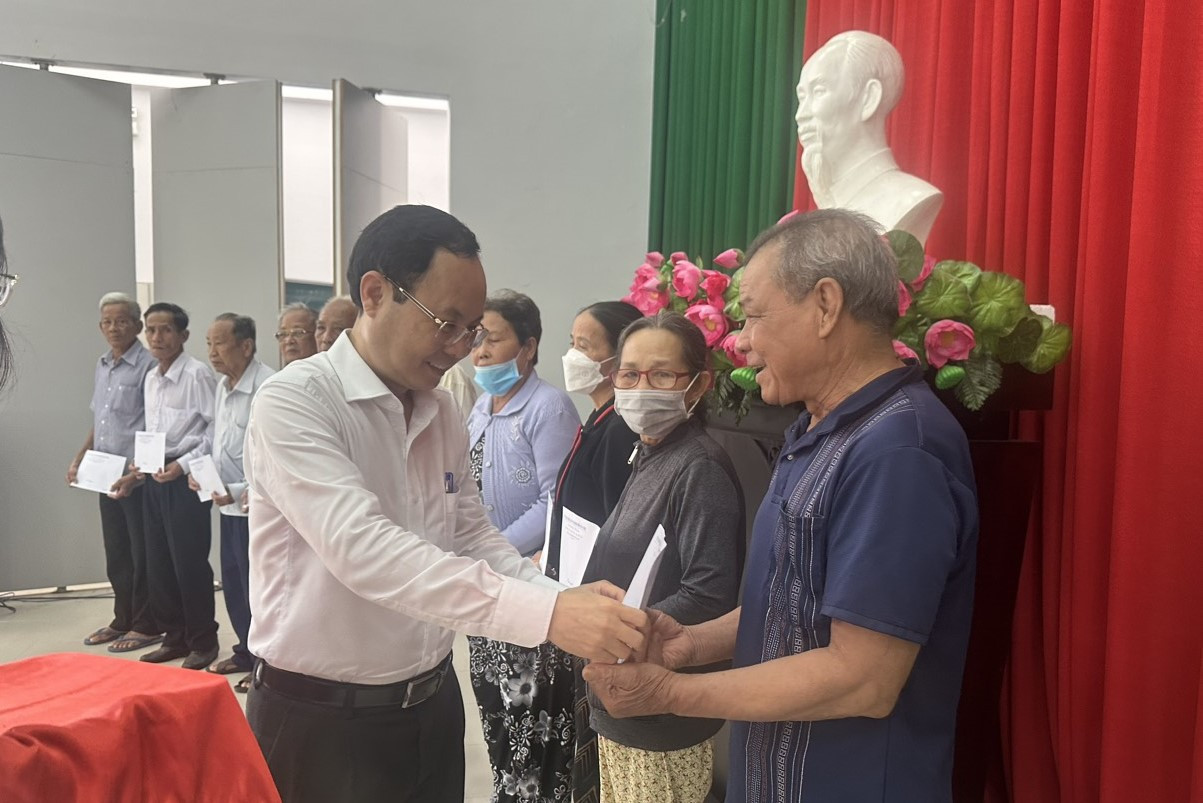 Bí thư Thành ủy Cần Thơ Nguyễn Văn Hiếu tặng quà cho các gia đình chính sách, người có công.