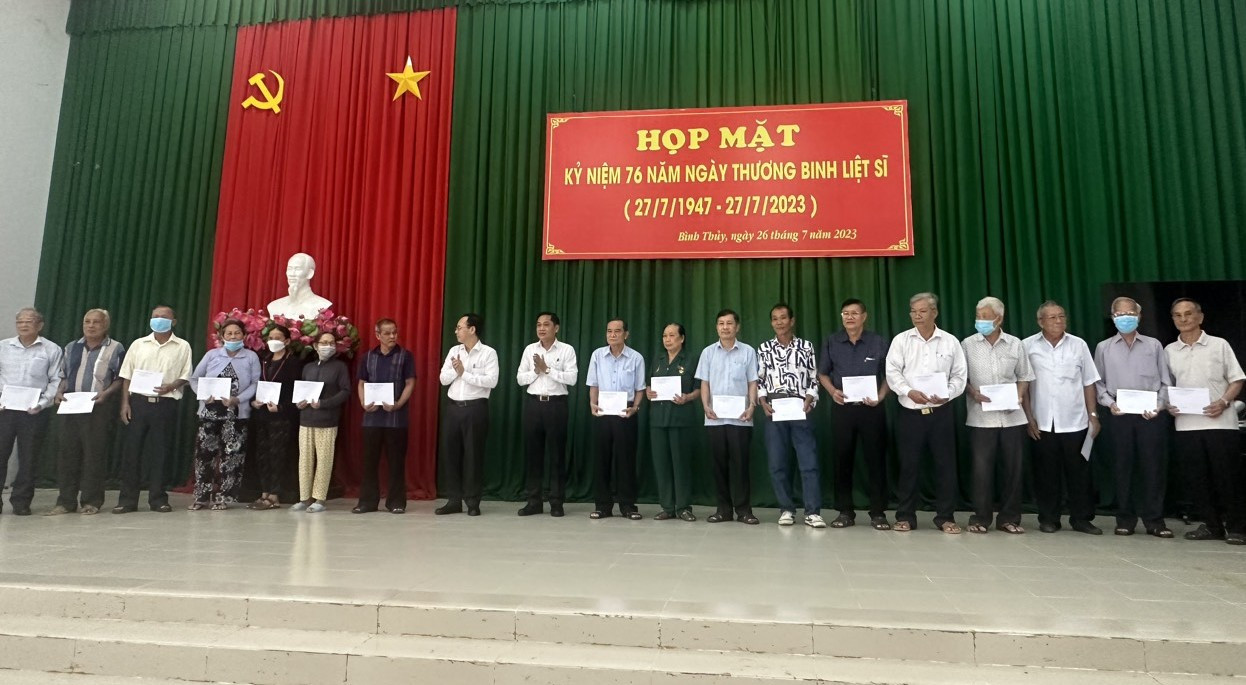 Lãnh đạo thành phố Cần Thơ tặng quà gia đình chính sách.