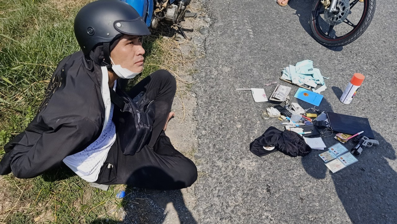 Đối tượng Nguyễn Văn Bình lúc bị bắt giữ. Đối tượng Nguyễn Văn Bình lúc bị bắt giữ.