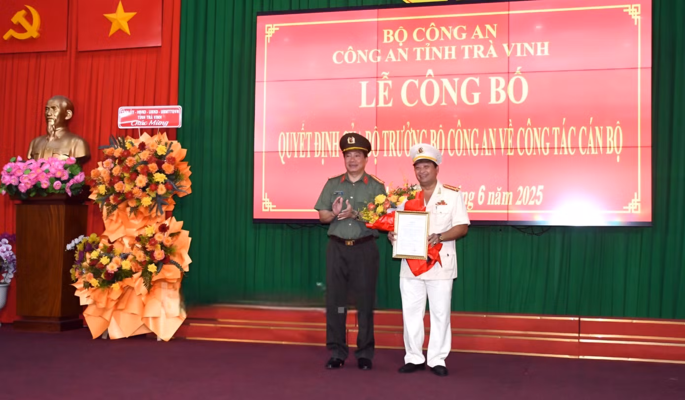 Đại tá Nguyễn Thanh Hải - Giám đốc Công an tỉnh Trà Vinh trao quyết định cho Đại tá Trần Quốc Phục (phải). Ảnh: Phạm Hơn Đại tá Nguyễn Thanh Hải - Giám đốc Công an tỉnh Trà Vinh trao quyết định cho Đại tá Trần Quốc Phục (phải). Ảnh: Phạm Hơn