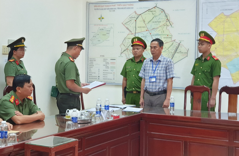 Công an tống đạt các quyết định đối với ông Trần Không Dận. Ảnh: Thế Phong.