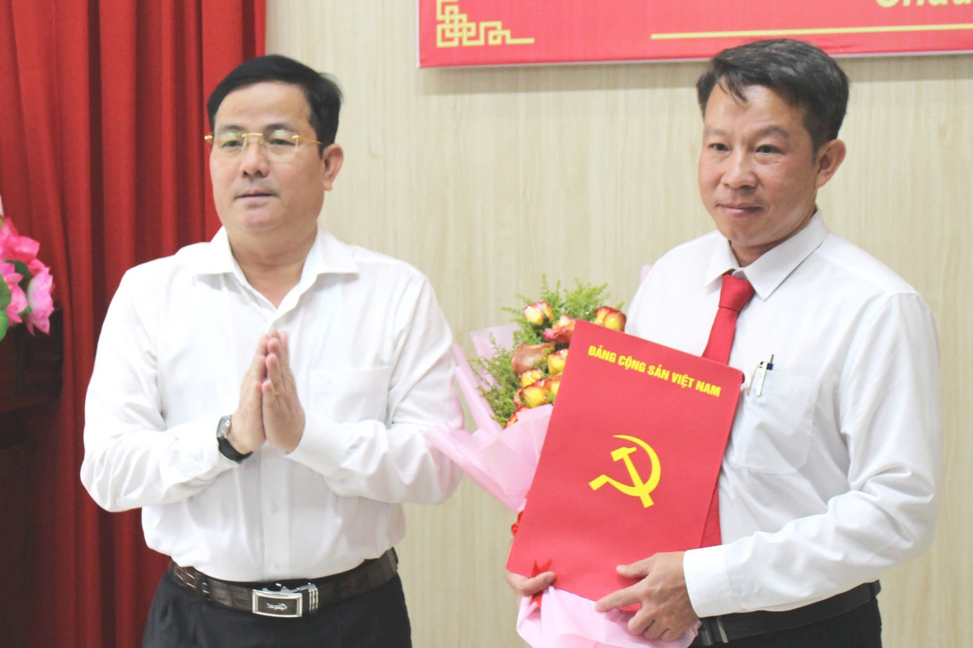 Ông Trần Văn Huyến - Phó Bí thư Thường trực Tỉnh ủy, Chủ tịch UBND tỉnh Hậu Giang trao quyết định cho ông Đoàn Hữu Tâm. Ông Trần Văn Huyến - Phó Bí thư Thường trực Tỉnh ủy, Chủ tịch UBND tỉnh Hậu Giang trao quyết định cho ông Đoàn Hữu Tâm.