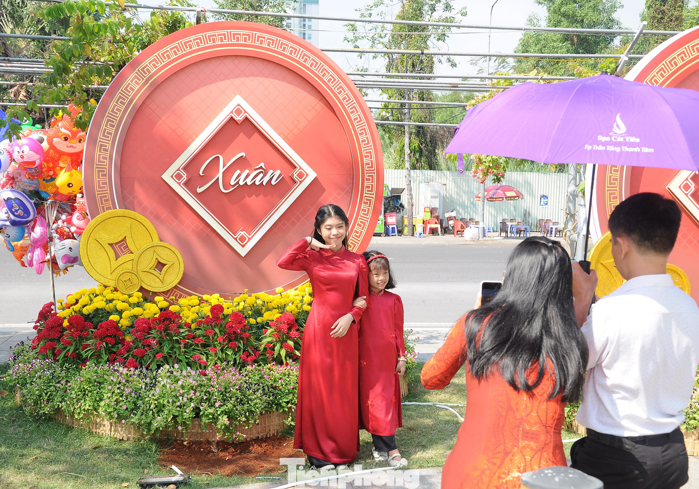 Chị Nguyễn Thị Bình (Cần Thơ) cho biết, năm nay cả nhà không về quê, ở lại Cần Thơ đón Tết nên vườn hoa là lựa chọn đầu tiên của gia đình cho sáng mùng 1. "Vườn hoa tuy quy mô không hoành tráng như đường hoa các năm trước nhưng có những tiểu cảnh mang đến không khí rất Tết, cả nhà có thể có được những tấm ảnh ưng ý" - chị Bình chia sẻ.