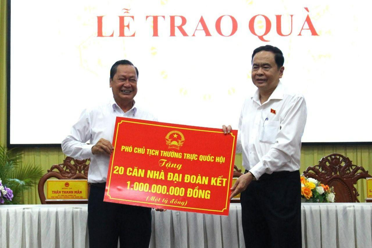 Phó Chủ tịch Thường trực Quốc hội Trần Thanh Mẫn tặng nhà Đại đoàn kết cho hộ nghèo huyện Phụng Hiệp.