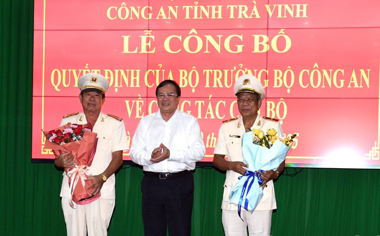 Ông Lê Văn Hẳn - Chủ tịch UBND tỉnh Trà Vinh tặng hoa tri ân hai Phó Giám đốc Công an tỉnh nghỉ hưu. Ông Lê Văn Hẳn - Chủ tịch UBND tỉnh Trà Vinh tặng hoa tri ân hai Phó Giám đốc Công an tỉnh nghỉ hưu.