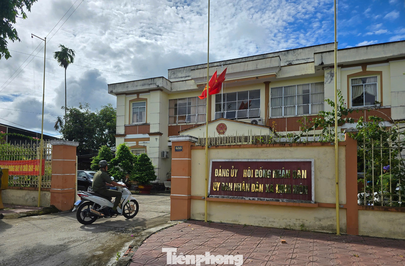 Tiếp đó đoàn đến khảo sát trụ sở xã Định Môn, huyện Thới Lai, dự kiến là trụ sở UBND xã Trường Thành sau sáp nhập.