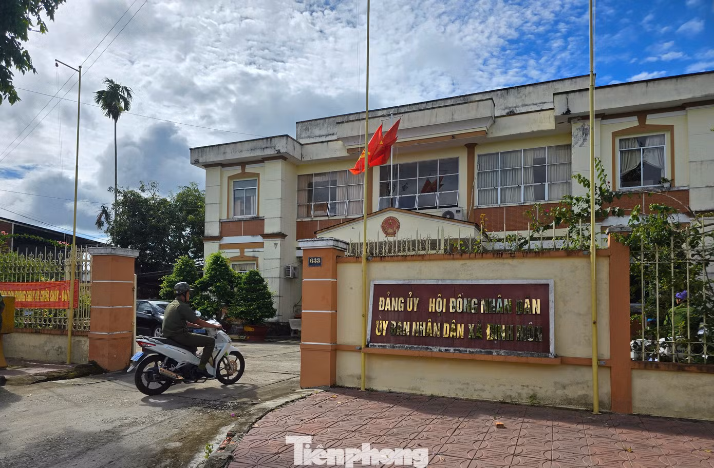 Tiếp đó đoàn đến khảo sát trụ sở xã Định Môn, huyện Thới Lai, dự kiến là trụ sở UBND xã Trường Thành sau sáp nhập.