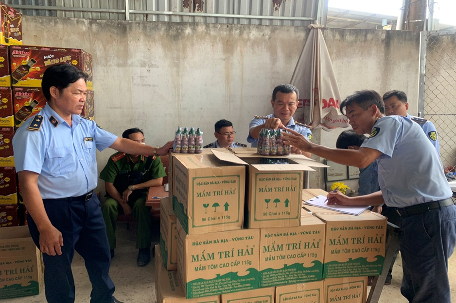 Lực lượng chức năng kiểm tra lô hàng.