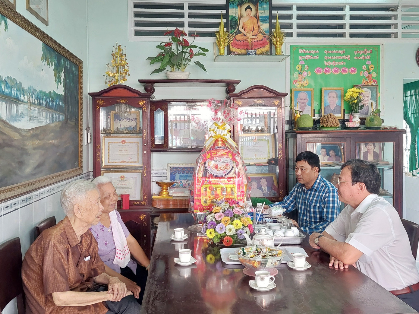 Chủ tịch UBND tỉnh Lê Văn Hẳn thăm hỏi sức khỏe gia đình ông Thạch Trân. Ảnh: Trúc Phương Chủ tịch UBND tỉnh Lê Văn Hẳn thăm hỏi sức khỏe gia đình ông Thạch Trân. Ảnh: Trúc Phương