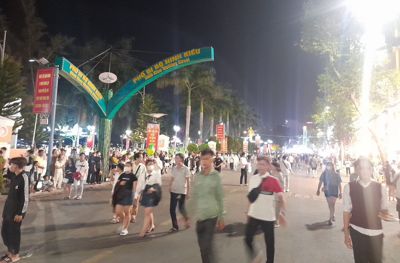 Phố đi bộ bến Ninh Kiều dòng người đông dần tối 30 Tết. Phố đi bộ bến Ninh Kiều dòng người đông dần tối 30 Tết.