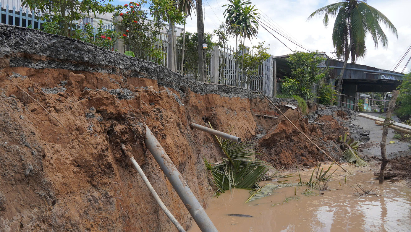 Tổng chiều dài sạt lở 46m, rộng 4m, trong đó, sạt lở hoàn toàn 30m, rạn nứt sụp lún khoảng 16m, phương tiện không lưu thông được; đường ống dẫn nước phía dưới cũng bị gãy...