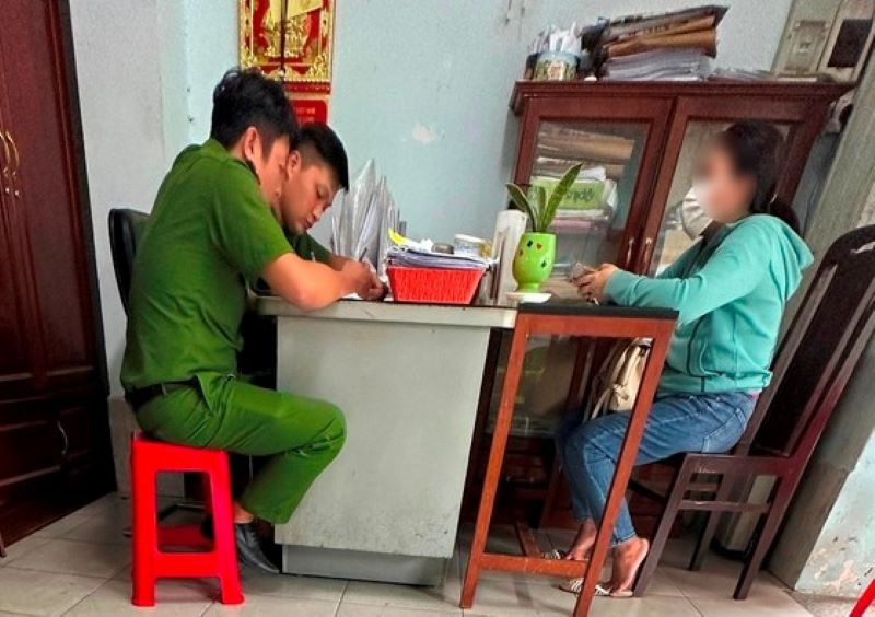 Chị T. trình báo với cơ quan công an.