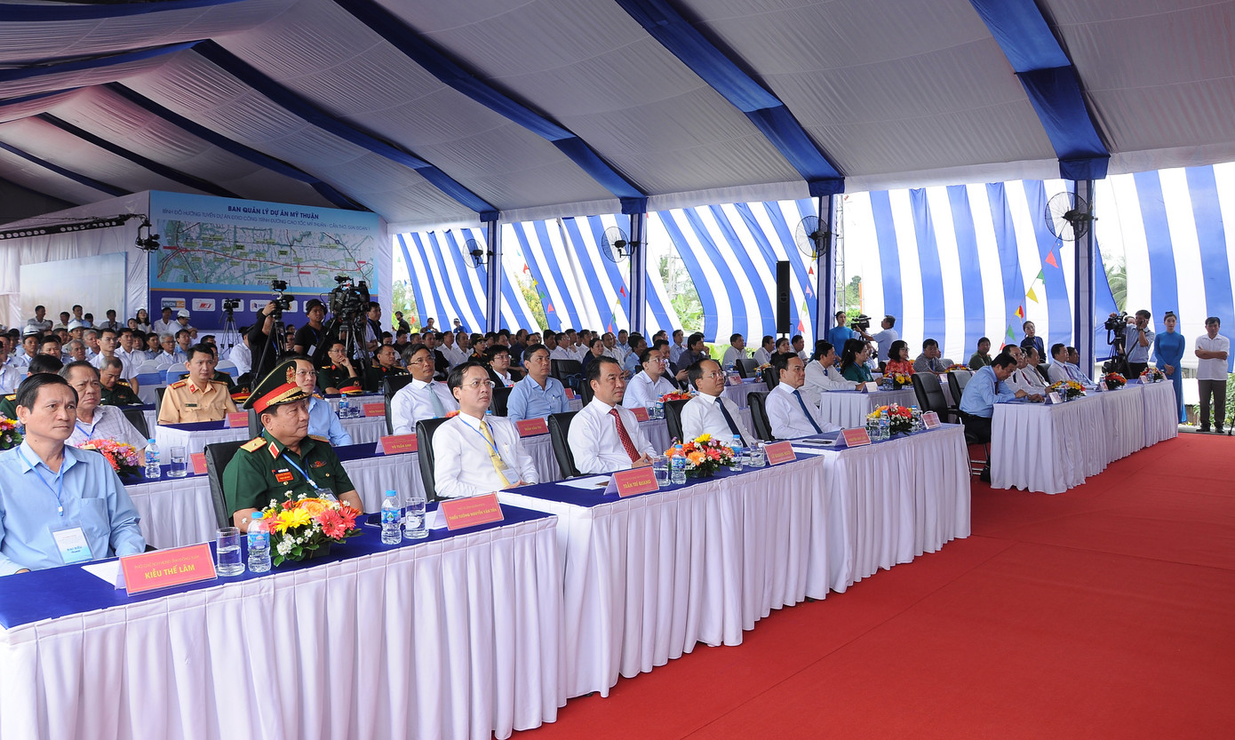 Phó Thủ tướng Trần Lưu Quang cùng đại biểu dự khánh thành cao tốc Mỹ Thuận - Cần Thơ tại Vĩnh Long. Phó Thủ tướng Trần Lưu Quang cùng đại biểu dự khánh thành cao tốc Mỹ Thuận - Cần Thơ tại Vĩnh Long.