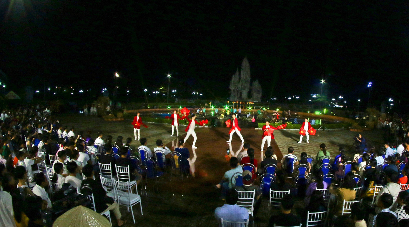 Nhắc đến Ngã Bảy Phụng Hiệp (Hậu Giang) là người ta nhớ đến chợ nổi Ngã Bảy và nhớ ngay đến bài ca cổ "Tình anh bán chiếu". Mượn ý tứ của bài hát cùng với câu chuyện nguồn gốc sáng tác mà soạn giả Viễn Châu đã viết nên bài ca cổ trứ danh. Ảnh: Hồng Thái.