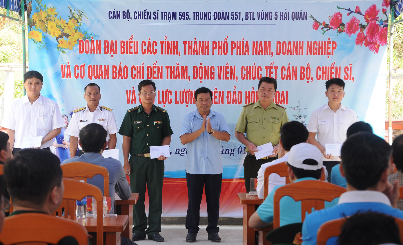 Hòn Khoai là đảo có điều kiện tự nhiên rất phong phú; đồng thời có vị trí quan trọng về quốc phòng an ninh. Nơi đây được ví như một trạm tiền tiêu canh giữ vùng trời, vùng biển và dải đất phía Tây Nam của Tổ quốc. Đảo Hòn Khoai không có dân cư sinh sống, thời tiết khí hậu tương đối khắc nghiệt, hiện chưa có phương tiện giao thông khai thác ra tuyến đảo, việc đi lại của các lực lượng trên đảo còn rất nhiều khó khăn. Hòn Khoai là đảo có điều kiện tự nhiên rất phong phú; đồng thời có vị trí quan trọng về quốc phòng an ninh. Nơi đây được ví như một trạm tiền tiêu canh giữ vùng trời, vùng biển và dải đất phía Tây Nam của Tổ quốc. Đảo Hòn Khoai không có dân cư sinh sống, thời tiết khí hậu tương đối khắc nghiệt, hiện chưa có phương tiện giao thông khai thác ra tuyến đảo, việc đi lại của các lực lượng trên đảo còn rất nhiều khó khăn.