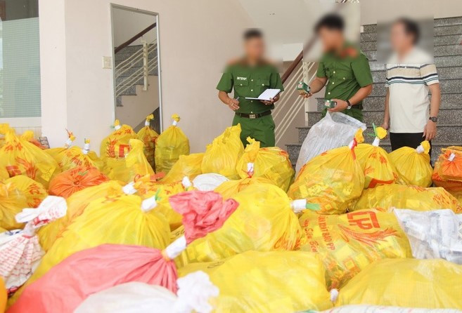 Cơ quan chức năng Cần Thơ tạm giữ số thực phẩm chức năng, thuốc đông y thành phẩm không giấy tờ. Ảnh: CACT