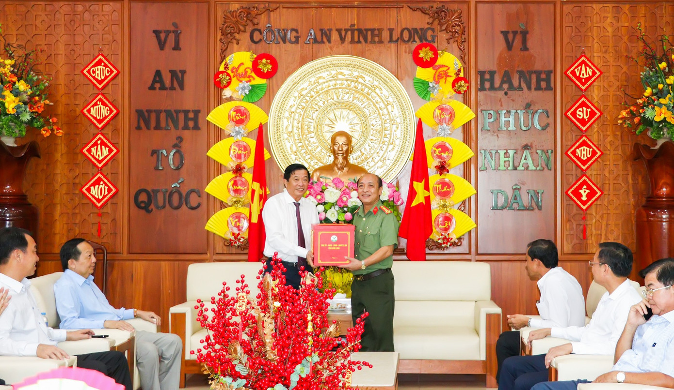 Đến thăm, chúc mừng năm mới Công an tỉnh Vĩnh Long trong ngày đầu làm việc sau Tết, Bí thư Tỉnh ủy Vĩnh Long Bùi Văn Nghiêm biểu dương những nỗ lực, cố gắng của lực lượng Công an tỉnh trong công tác trực sẵn sàng chiến đấu, đảm bảo an ninh chính trị, trật tự an toàn xã hội, an toàn giao thông để nhân dân vui Xuân, đón Tết.