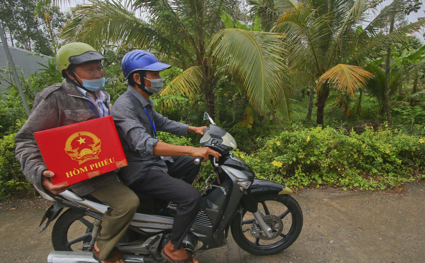 Tổ bầu cử mang hòm phiếu đến tận nơi khi cử tri không thể đi bầu cử. Ảnh: Cảnh Kỳ Tổ bầu cử mang hòm phiếu đến tận nơi khi cử tri không thể đi bầu cử. Ảnh: Cảnh Kỳ