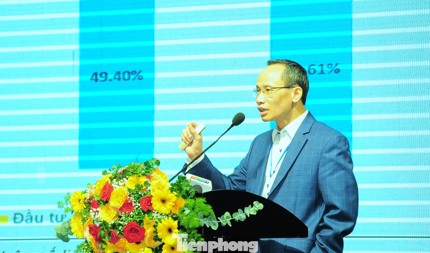 Chuyên gia kinh tế Cấn Văn Lực chia sẻ tại hội thảo. Ảnh: CK. Chuyên gia kinh tế Cấn Văn Lực chia sẻ tại hội thảo. Ảnh: CK.