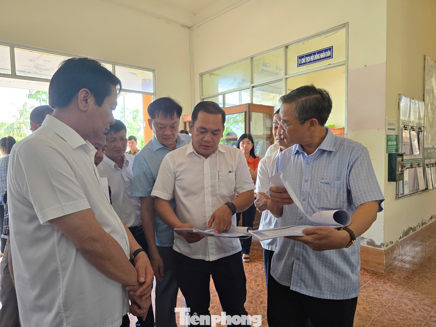 Lãnh đạo thành phố Cần Thơ khảo sát và xem bản thiết kế bố trí phòng làm việc tại trụ sở xã Định Môn. Thành phố cũng lưu ý các địa phương một số vấn đề như bố trí nơi ăn nghỉ của cán bộ, việc chuyển tiếp các thủ tục hành chính, kết nối hệ thống mạng, lưu trữ hồ sơ, hệ thống điện… để đảm bảo hoạt động.