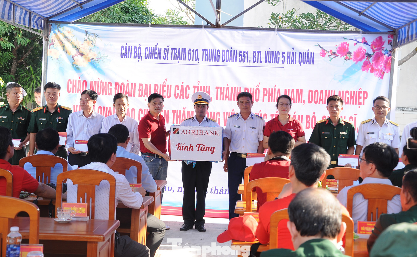 Đại biểu tặng quà cán bộ, chiến sĩ Trạm 610.