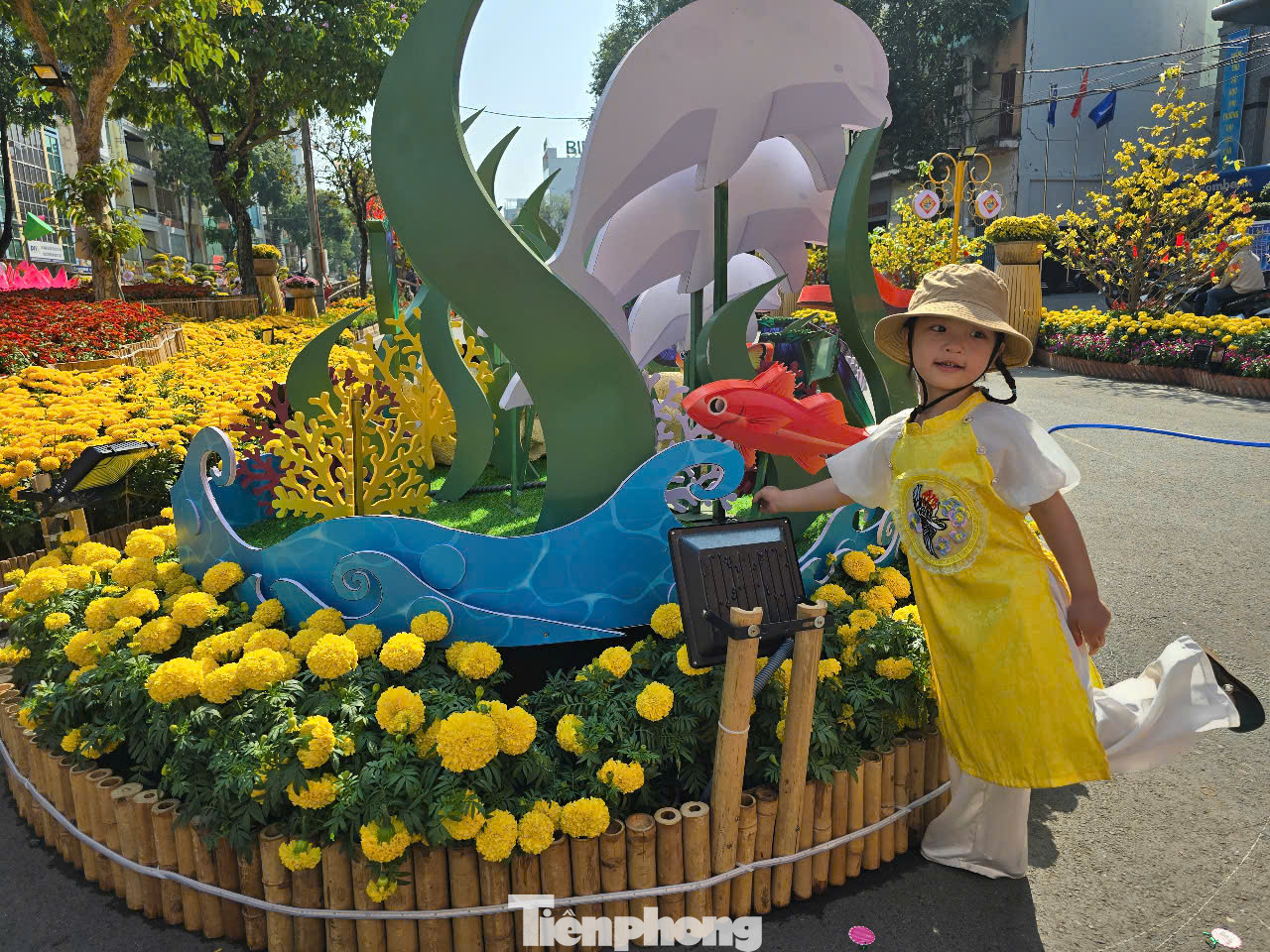 Nhiều gia đình đến đường hoa vui Xuân, trải nghiệm và lưu lại những tấm ảnh kỷ niệm những ngày đầu năm mới Ất Tỵ 2025.