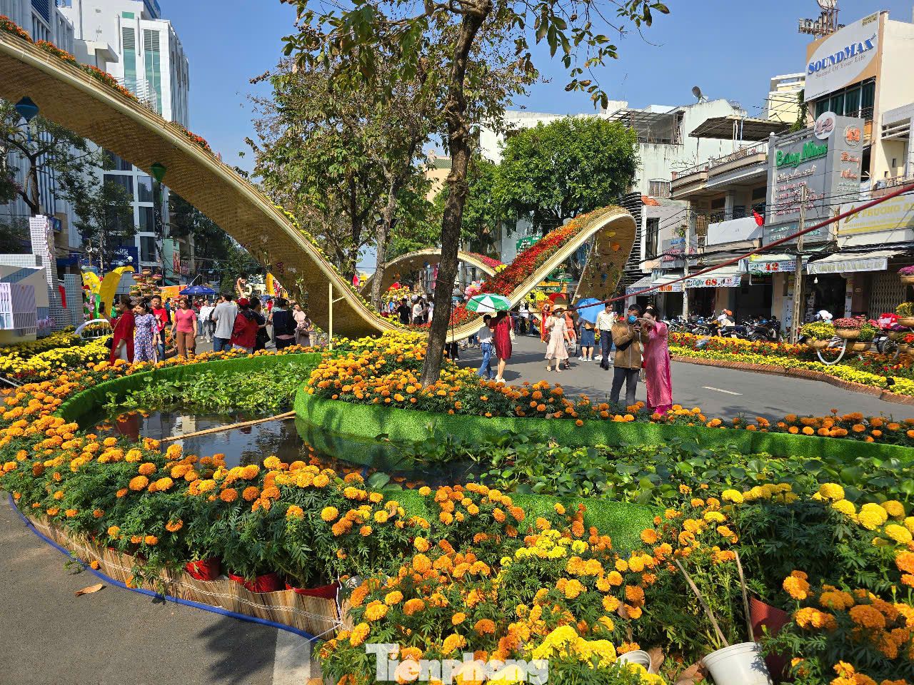 Đoạn 2 có các mô hình đài hoa lớn, câu đối, trang sách, máy vi tính...