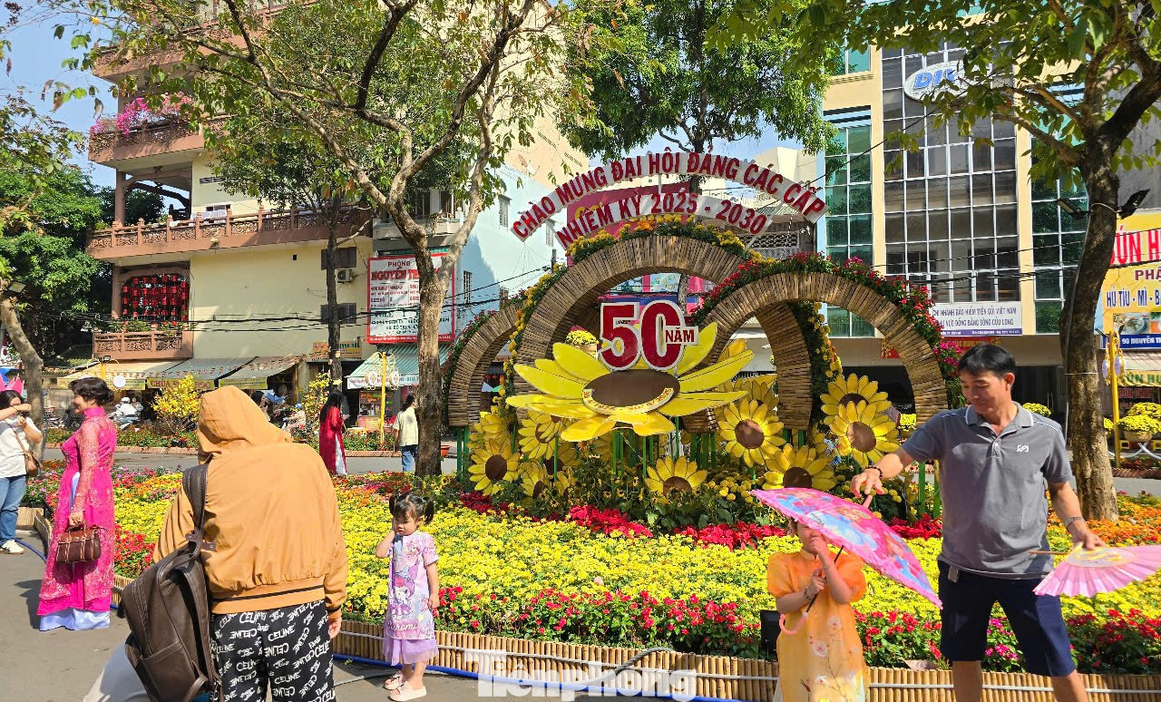 Đường hoa gồm 3 đoạn, trong đó đoạn 1 gồm các mô hình vườn mai, hoa sen, hoa hướng dương, bản đồ Việt Nam... gắn với chào mừng Đại hội Đảng các cấp nhiệm kỳ 2025-2030, và kỷ niệm 50 năm Ngày Giải phóng miền Nam thống nhất đất nước.