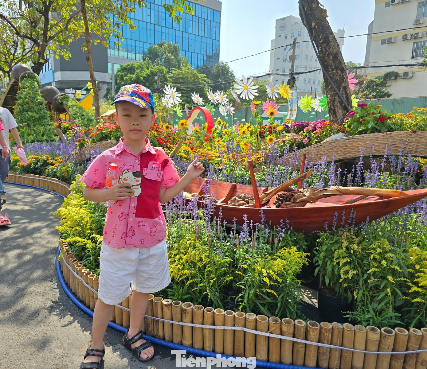 Nhiều gia đình đến đường hoa vui Xuân, trải nghiệm và lưu lại những tấm ảnh kỷ niệm những ngày đầu năm mới Ất Tỵ 2025.