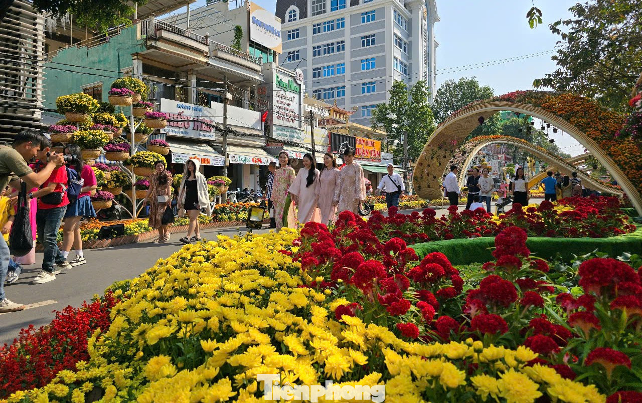 Ngày mùng 5 Tết, dù đã ngày cuối của kỳ nghỉ Tết Nguyên đán, nhưng đường hoa vẫn thu hút hàng nghìn người đến du xuân.