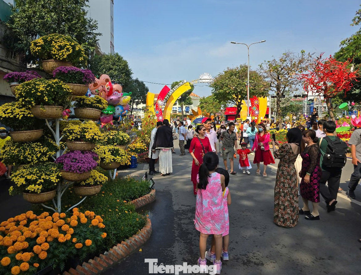 Với chủ đề “Hội tụ và phát triển”, đường hoa bắt đầu hoạt động từ ngày 27/1 đến 3/2 (28 tháng Chạp đến hết mùng 6 Tết Ất Tỵ).