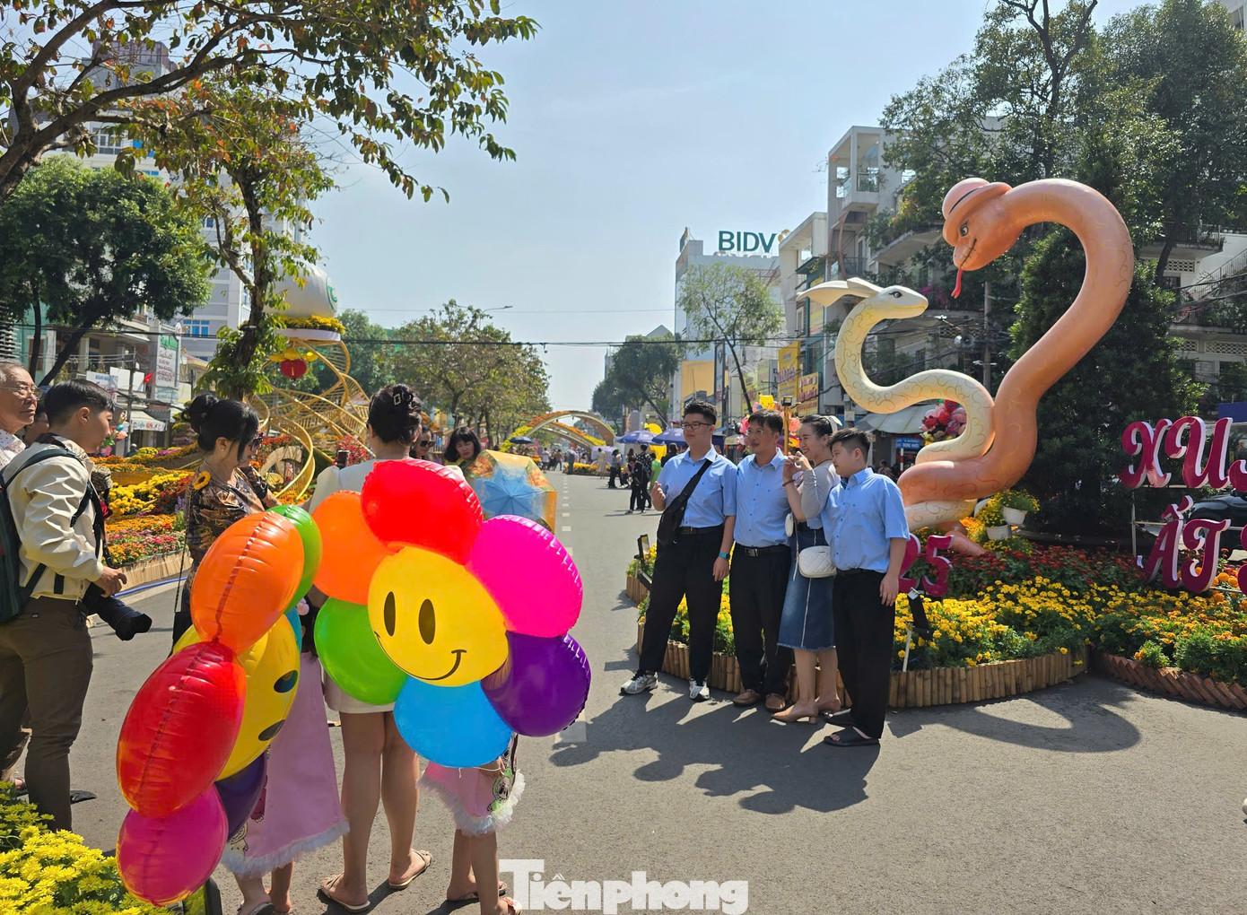 Khu vực đôi linh vật rắn Xuân Ất Tỵ nằm ở trung tâm đường hoa, là điểm check-in không thể bỏ qua.