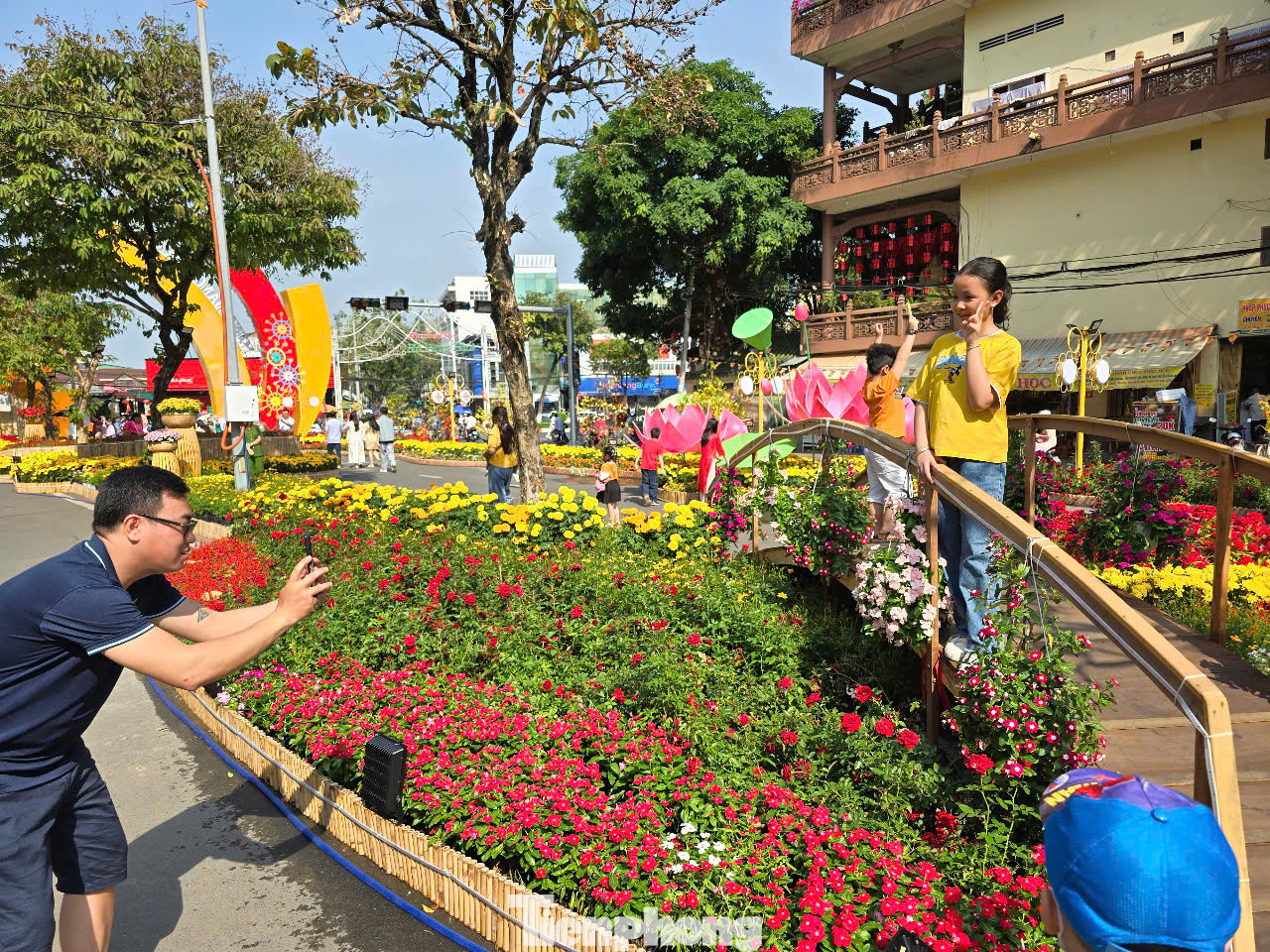 Nhiều gia đình đến đường hoa vui Xuân, trải nghiệm và lưu lại những tấm ảnh kỷ niệm những ngày đầu năm mới Ất Tỵ 2025.