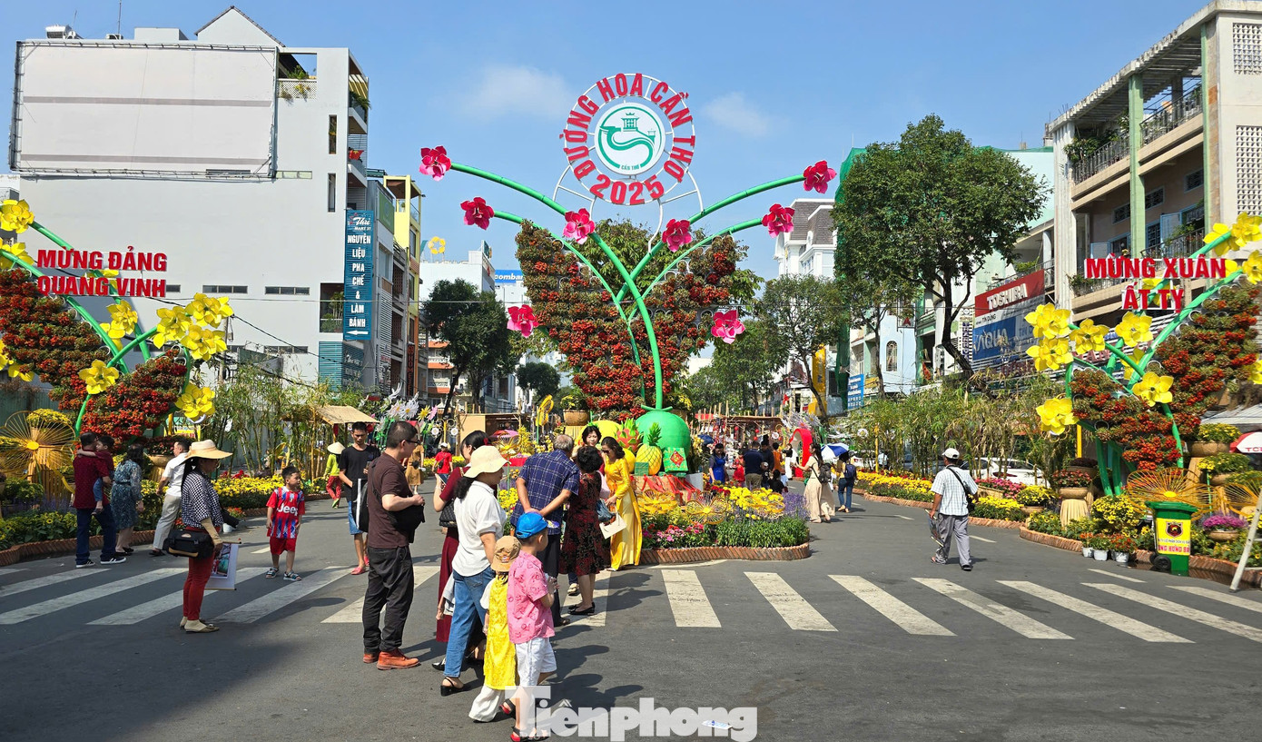 Khu vực cổng phụ được thiết kế với mô hình cách điệu chim én dang đôi cánh, logo Cần Thơ ở giữa, mâm ngũ quả và các mô hình hoa sắc màu rực rỡ.